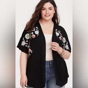 TORRID crinkle gauze knit kimono. Black, embroidered flowers. Plus size 5/6